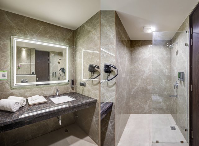 Saltstayz Premier - Golf Course Road & Sector 42 photos image 17