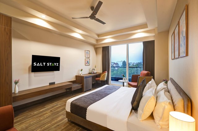 Saltstayz Premier - Golf Course Road & Sector 42 image 1
