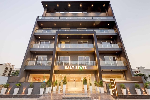 Saltstayz Premier - Golf Course Road & Sector 42 image 3