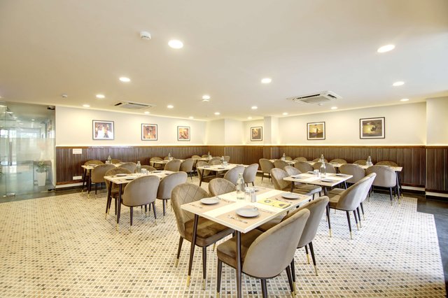 Saltstayz Select - Golf Course Road & Sector 27 image 2