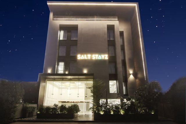 Saltstayz Select - Golf Course Road & Sector 57 image 2