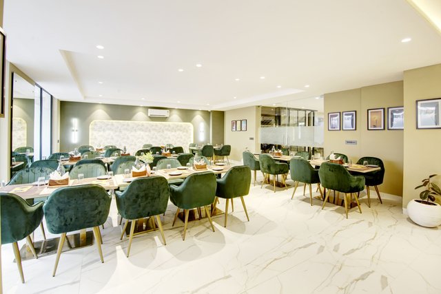 Saltstayz Premier - Galleria Market Road & Sector 27 image 4