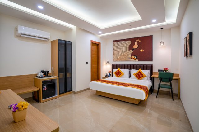 Saltstayz Premier Noida Sector 135 Expressway image 1