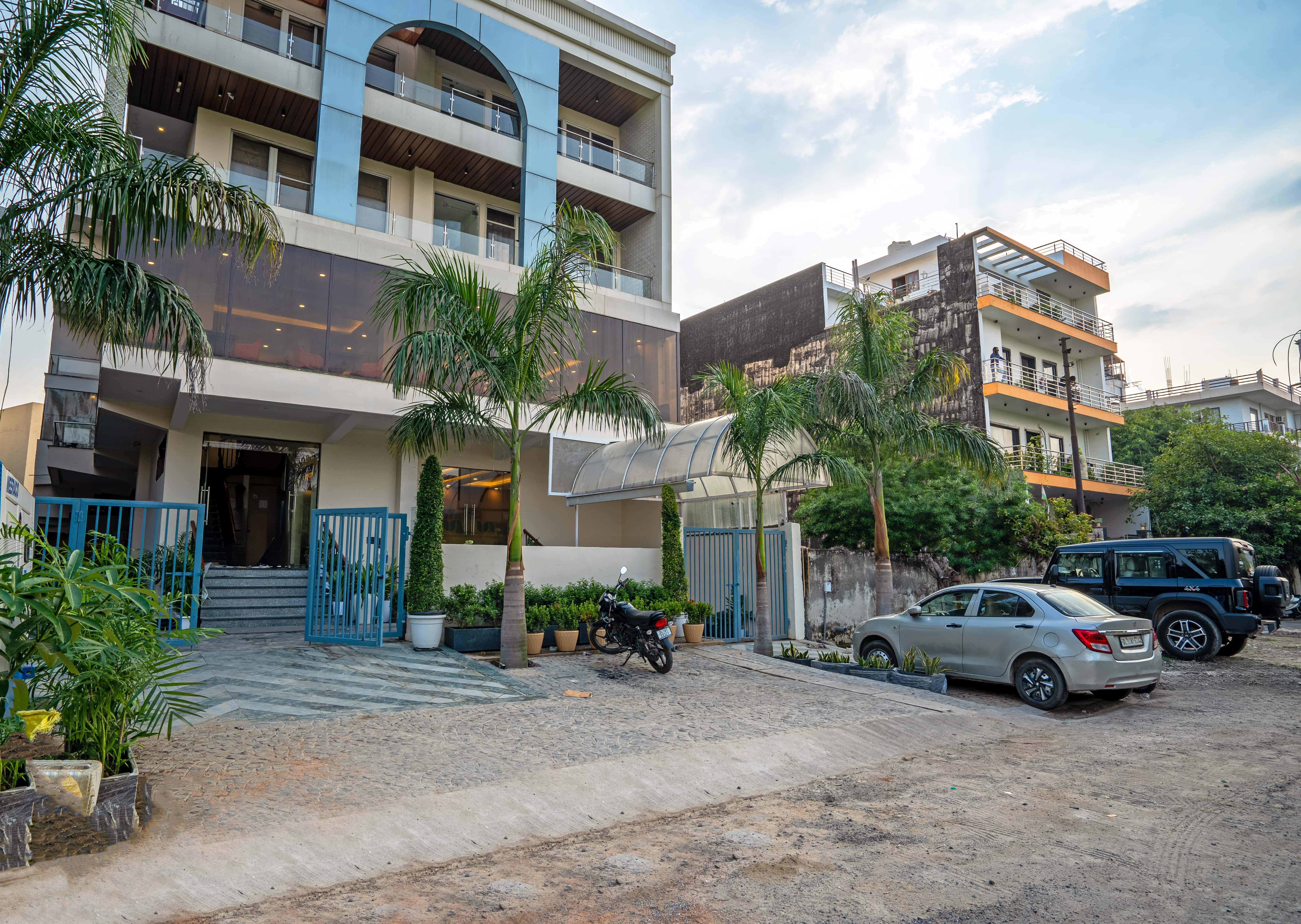 Saltstayz Premier Noida Sector 135 Expressway photos image 16