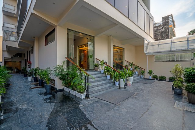 Saltstayz Premier Noida Sector 135 Expressway photos image 18